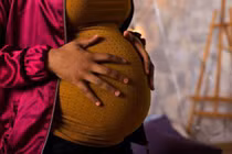 Video: Bà mẹ sinh con hai lần trong vòng một tháng