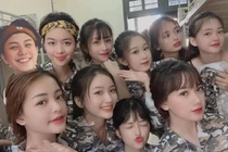 Dân mạng truy lùng info nữ sinh xinh xắn chụp chung với Bảo Hân