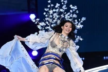 Video: Những cú vồ ếch sấp mặt của siêu mẫu trên sàn catwalk