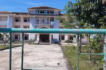 Video: Kim tiêm ngổn ngang trong trụ sở bề thế bỏ hoang