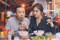 Video: Lấy chồng khổ như Hari Won, đến ăn cũng bị Trấn Thành chửi xối xả