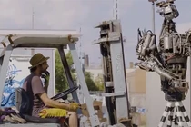 Video: Robot làm từ phế liệu biểu diễn 'thần thái' như nhạc công