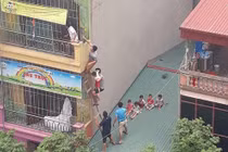Cháy ở trường mầm non, người dân bắc thang giải cứu hàng chục trẻ