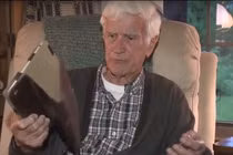 Dơi bị dại "làm tổ" ở iPad lao vào cắn khiến cụ già khốn đốn