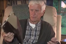 Dơi bị dại "làm tổ" ở iPad lao vào cắn khiến cụ già khốn đốn