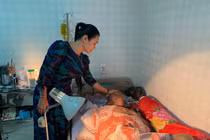 Video: Xót xa hình ảnh nghệ sĩ Lê Bình không còn đủ sức mở mắt để nhìn đồng nghiệp vào thăm nom