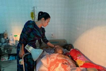 Video: Xót xa hình ảnh nghệ sĩ Lê Bình không còn đủ sức mở mắt để nhìn đồng nghiệp vào thăm nom