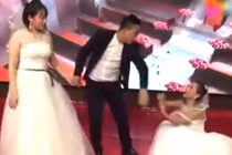 Video: Tình cũ mặc váy cưới đến lôi kéo chú rể, cô dâu ‘chết đứng’ trên sân khấu