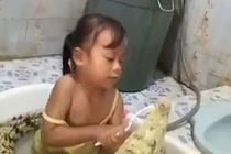 Video: Thản nhiên ngồi đánh răng cho cá sấu, cô bé khiến dân tình 'sợ khiếp vía'