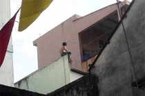 Video: Nghẹt thở cảnh 50 cảnh sát vây kẻ nghi ngáo đá cầm dao cố thủ trên nóc nhà