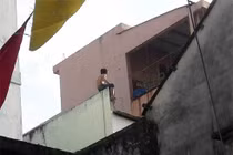 Video: Nghẹt thở cảnh 50 cảnh sát vây kẻ nghi ngáo đá cầm dao cố thủ trên nóc nhà