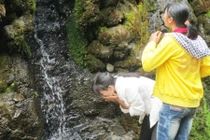 Giải mã tục xin “nước thánh” của người Việt