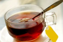 Không nên uống trà với đường, sữa 
