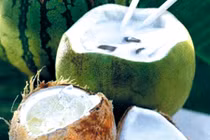 Không nên uống nhiều nước dừa vào buổi tối?