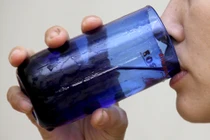 Dùng cốc uống nước sai cách cũng sinh bệnh