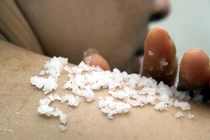 Gái sành điệu gặp họa vì muối tắm tự chế