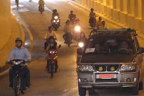 Bật đèn xe ôtô khi đi trong vùng mưa lớn