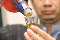 Mù lòa, tử vong vì... chất chống đông trong rượu giả