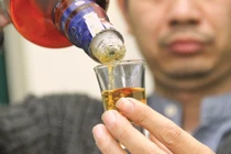 Mù lòa, tử vong vì... chất chống đông trong rượu giả