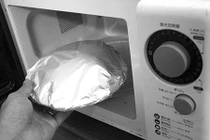 Lưu ý khi dùng giấy bọc thực phẩm cho lò vi sóng