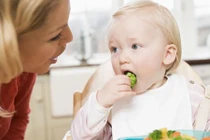 Chuyên gia mách mẹ cách giúp bé tập nhai
