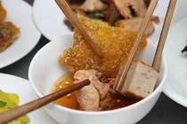 Hãi hùng mầm bệnh phát tán rầm rộ từ bát nước chấm