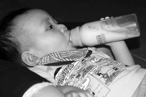 Bà pha sữa đặc, cháu bị táo bón