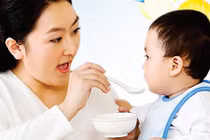 Trẻ trên 6 tháng ăn dặm thế nào phù hợp?