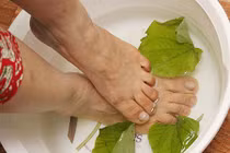 Trị chứng mất ngủ bằng cách ngâm chân