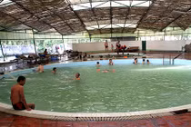 Nguy cơ hít khí độc ở bể bơi trong nhà