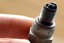 Khi bugi xe máy chuyển sang màu đen sẽ có “bệnh” gì? 