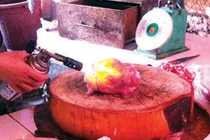 Nướng gà bằng đèn khò nguy hại sức khỏe thế nào?