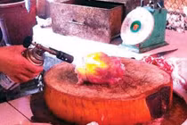 Nướng gà bằng đèn khò nguy hại sức khỏe thế nào?