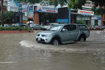 Nước ngập chưa quá tâm bánh xe, ôtô vẫn đi được 