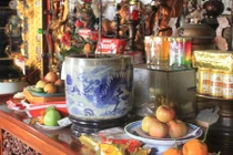 Phong thủy: Xoay bát hương thế nào cho hợp hướng nhà? 