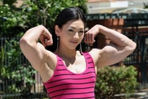 Tại sao phụ nữ không cơ bắp cuồn cuộn như đàn ông?