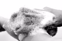 Hỏng da vì dùng xơ mướp làm đẹp