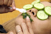 Trị thâm môi, thâm mắt bằng rau củ, hiệu quả ra sao?