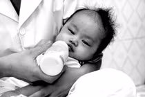 Trẻ bị ho, có phải do đổi sữa?