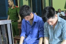 Con đánh nhau, mẹ can ngăn bị đâm thủng phổi, tim