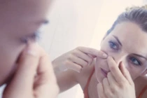 Rửa mặt bằng nước muối khiến da nổi mụn