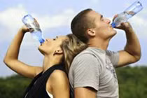 Bụng phình, người nôn nao khi uống nhiều nước 