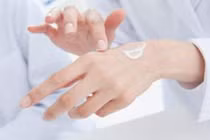 Da đỏ lên sau khi bôi mỹ phẩm, tại sao?