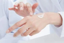 Da đỏ lên sau khi bôi mỹ phẩm, tại sao?