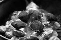 Con nhiễm trùng máu vì mẹ cho nằm sưởi bếp than 