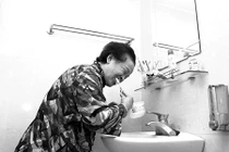 Người già đừng nghĩ răng rụng mà quên vệ sinh