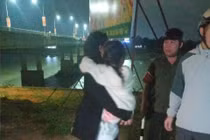 Ngăn chặn người phụ nữ ôm con có ý định tự tử 