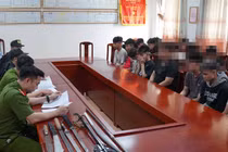 Hòa Bình: Nhóm đối tượng mang dao kiếm, chặn xe đánh người đi đường