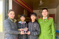 Nam sinh nhặt được iPhone, trả người đánh mất