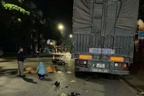 Xe máy đâm vào ô tô đang dừng đỗ khiến 2 người thương vong